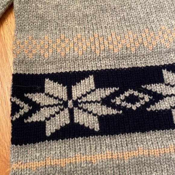 GAP 100% Lambswool Scarf. Gray w/Design. EUC Like New. Unisex - Picture 2 of 6